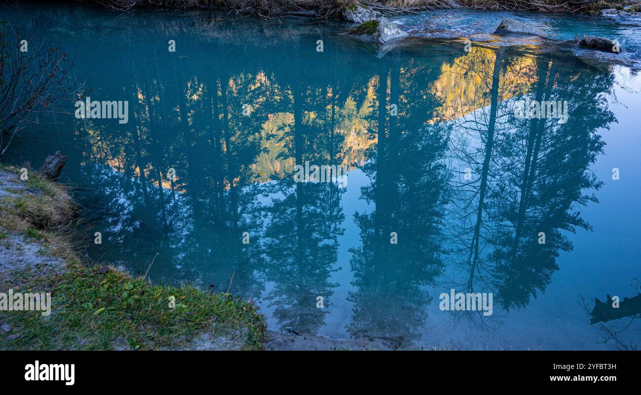 Pinzolo, une charmante ville du Trentin, offre des paysages alpins, des sports d'hiver et un accès au parc naturel Adamello Brenta. Banque D'Images