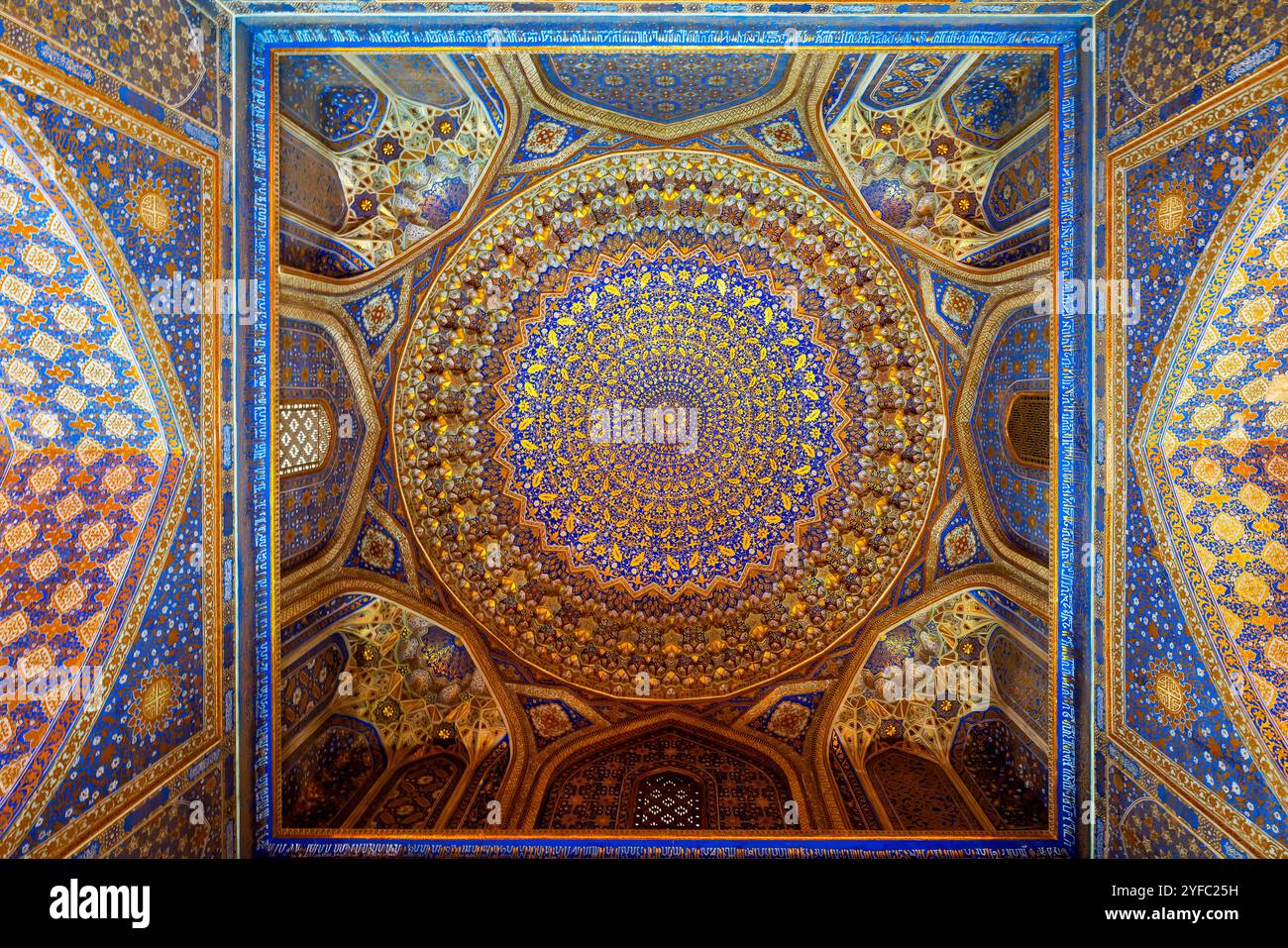 Intérieur étonnant de la mosquée Tilla-Kori (couverte d'or). Le plafond délicat de la mosquée, recouvert de feuilles d'or, est plat, mais son structu conique Banque D'Images