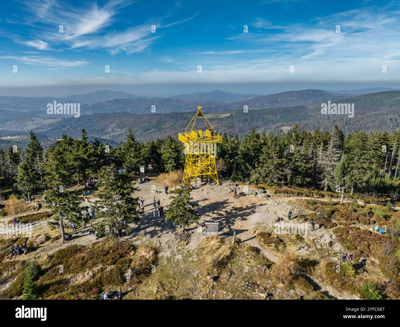 Vue aérienne de Ram Mountain par drone. Montagne Barania dôme dans les Beskids de Silésie. Réserve naturelle de Barania Hill Ram Mountain. Tour d'observation sur le dessus Banque D'Images