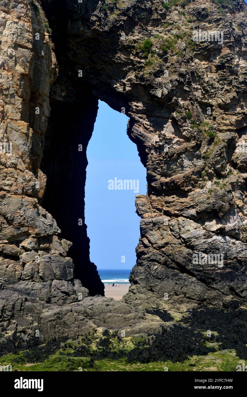 La formation d'Arch Rock sur Perranporth Beach sur le sentier côtier du Sud-Ouest, Cornouailles du Nord, Angleterre, Royaume-Uni Banque D'Images