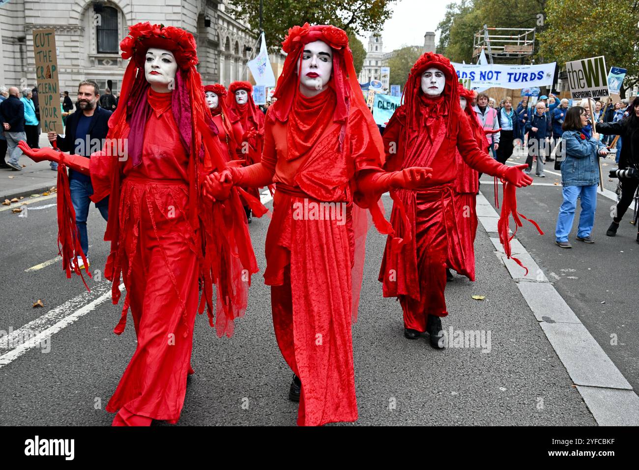 Brigade rouge, extinction Rebellion, Marche pour l'eau potable, Whitehall, Londres, Royaume-Uni Banque D'Images