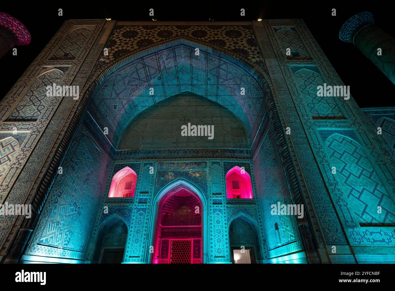 La Madrasah Ulugbek pendant le spectacle de lumière laser la nuit. La Madrasah Ulugbek située près de la place Registan dans le centre historique de Samarcande, Ouzbékistan Banque D'Images