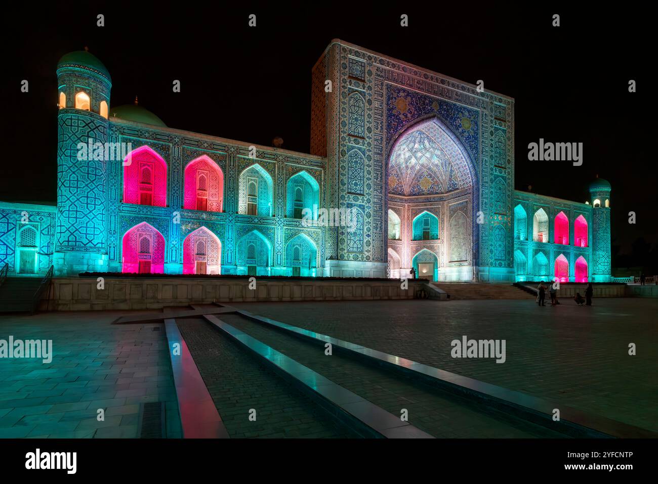 Vue de nuit de la Madrasah Tilya Kori située près de la place Registan. Il fait partie de l'ensemble du Registan dans le centre historique au coeur de Samarkand, UZ Banque D'Images