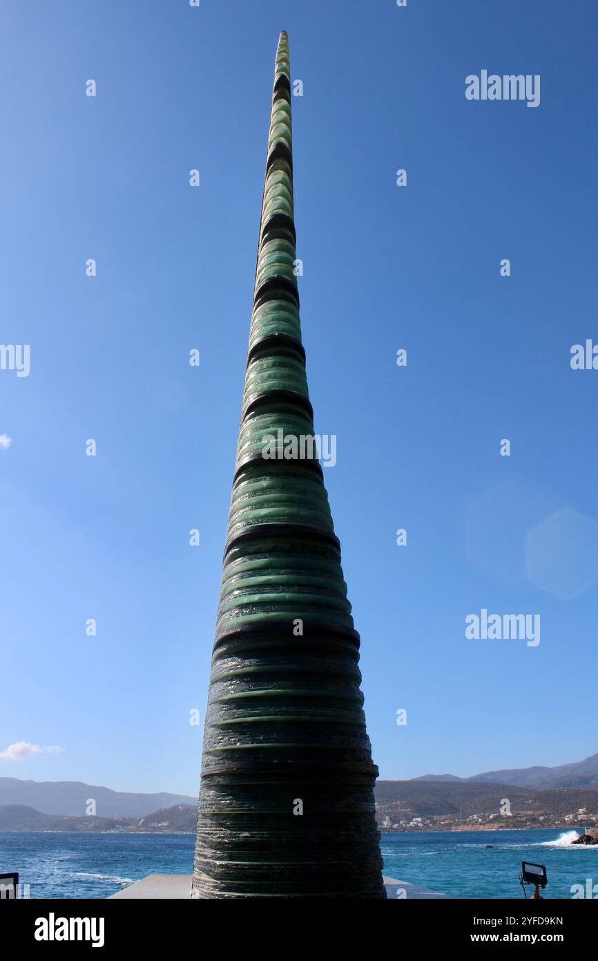 Corne d'Amalthée ou corne de corne, symbole éternel de l'abondance. La sculpture a été conçue et créée par Nikos et Pantelis Sotiriades en 2000. Banque D'Images