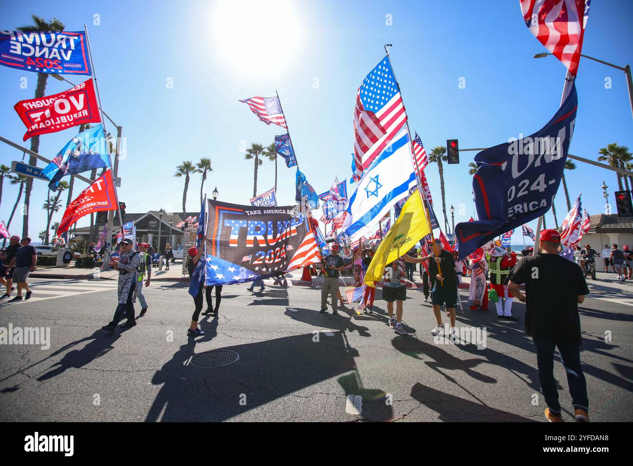 Huntington Beach, Californie, États-Unis. 3 novembre 2024. Dimanche 3 novembre 2024, Huntington Beach, Californie, États-Unis : des centaines de partisans de l’ancien président Donald Trump se déversent à l’intersection de la Pacific Coast Highway et de la main Street à Huntington Beach. Le Pier Plaza est devenu un lieu de ralliement pour les activités politiques menant aux élections du 5 novembre. (Crédit image : © Ron Lyon/ZUMA Press Wire) USAGE ÉDITORIAL SEULEMENT! Non destiné à UN USAGE commercial ! Banque D'Images