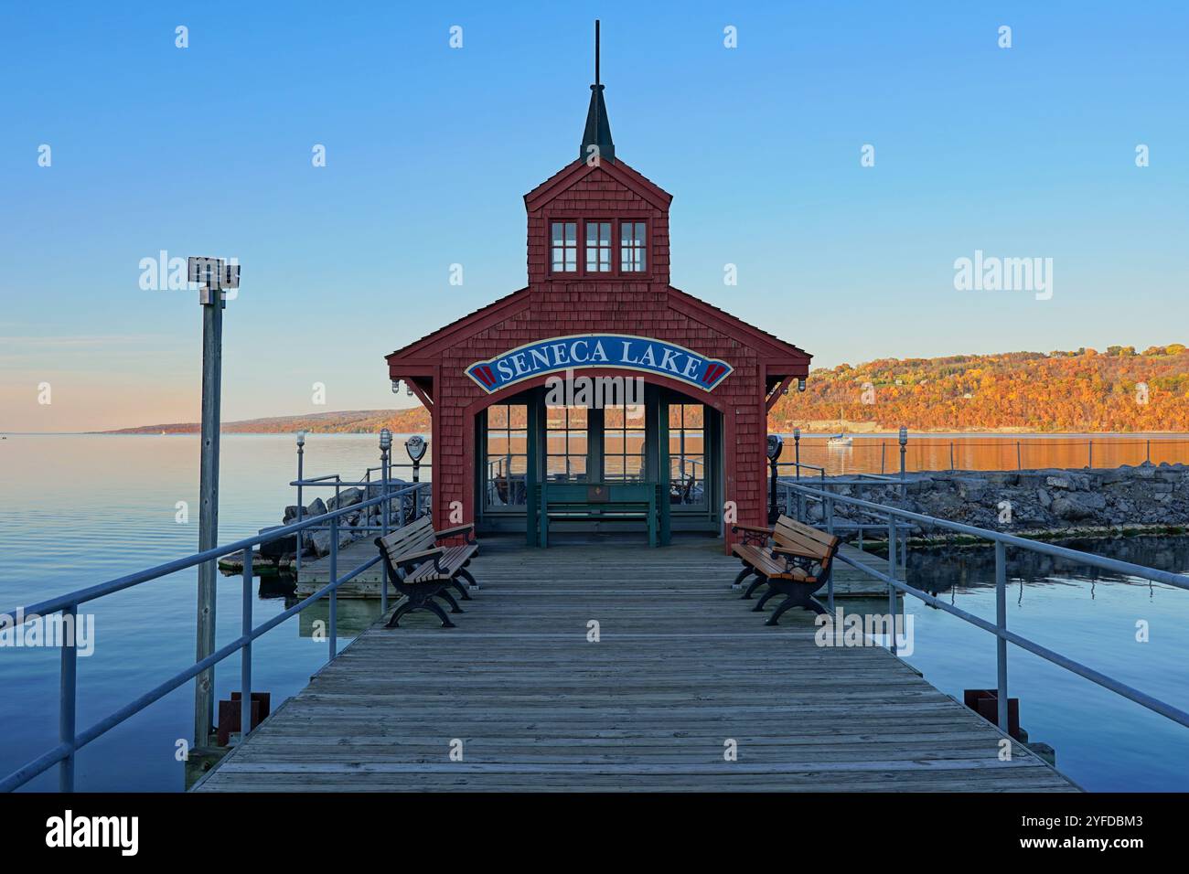 Seneca Lake Boathouse sur une jetée à Watkins Glen New York Banque D'Images