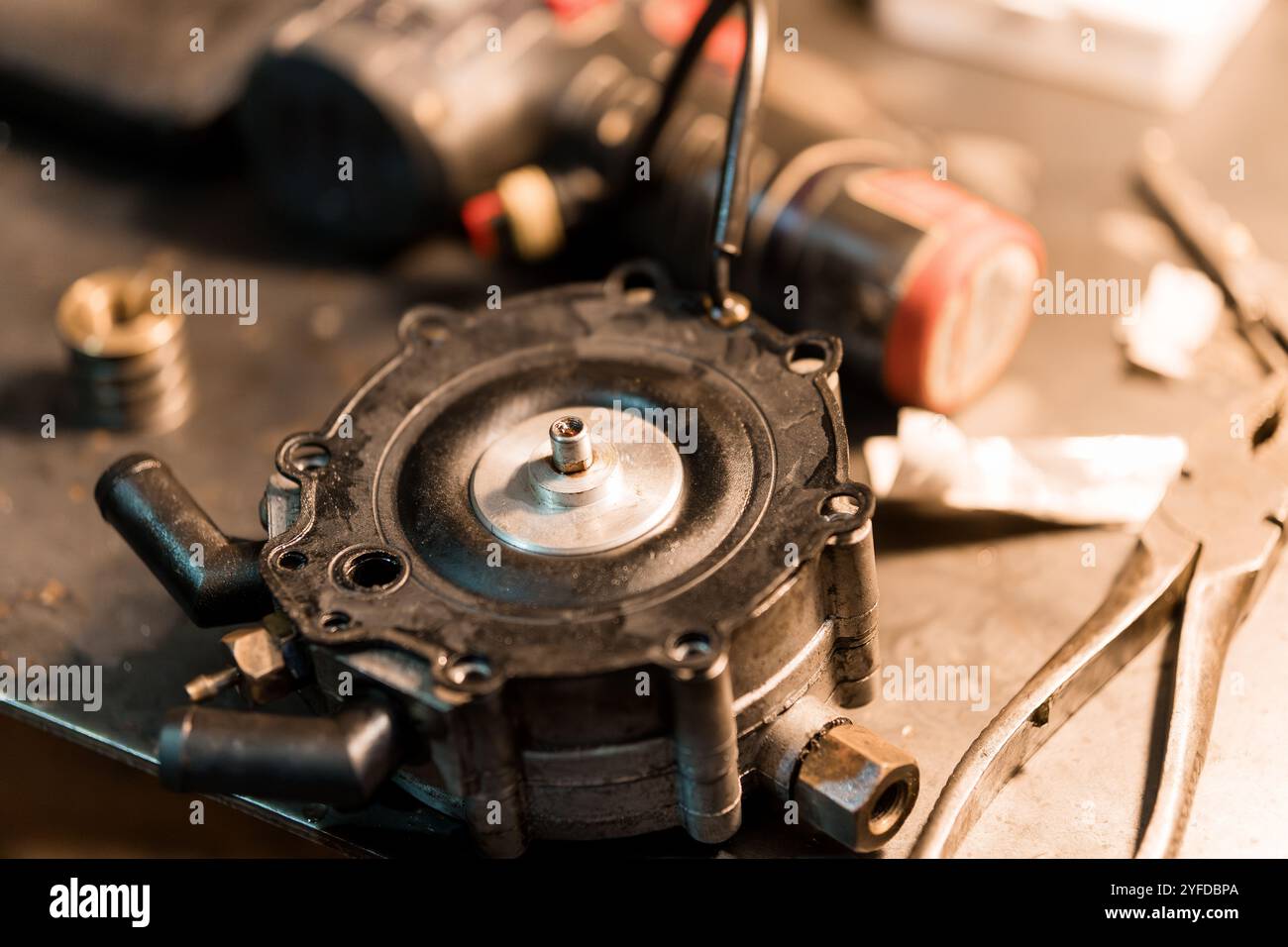 Gros plan d'un composant de pompe à carburant automobile sur un établi. Banque D'Images