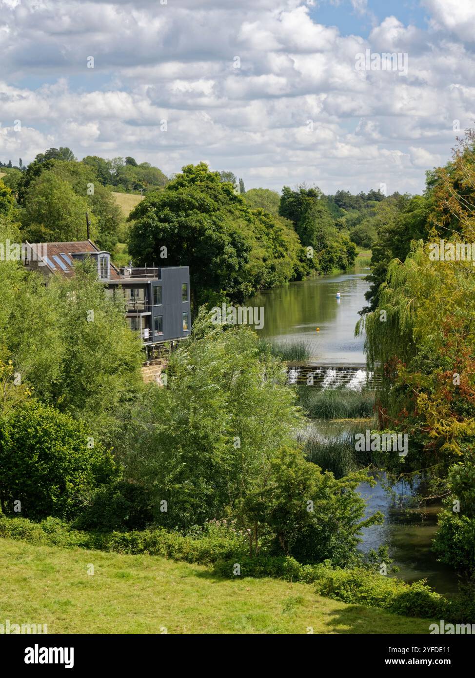 Déversoir de la rivière Avon et vieux moulin rénové du Nord vu de l'aqueduc d'Avoncliff, près de Bradford-on-Avon, Wiltshire, Royaume-Uni, juillet 2024. Banque D'Images