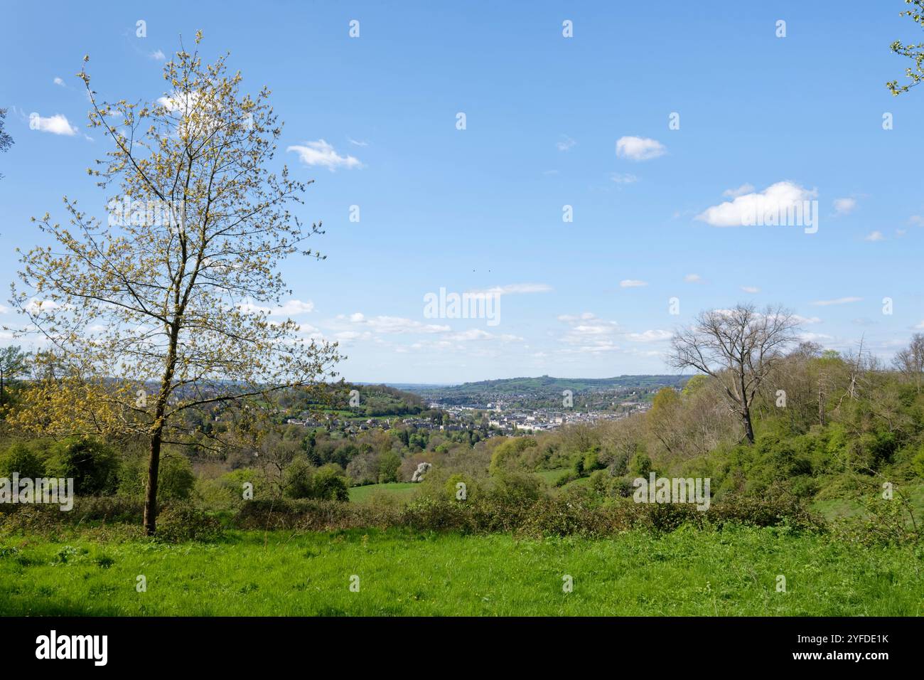 Vue d'ensemble de Bath City depuis le Bath Skyline Walk à Rainbow Wood Fields, Bath et au nord-est de Somerset, Royaume-Uni, avril. Banque D'Images