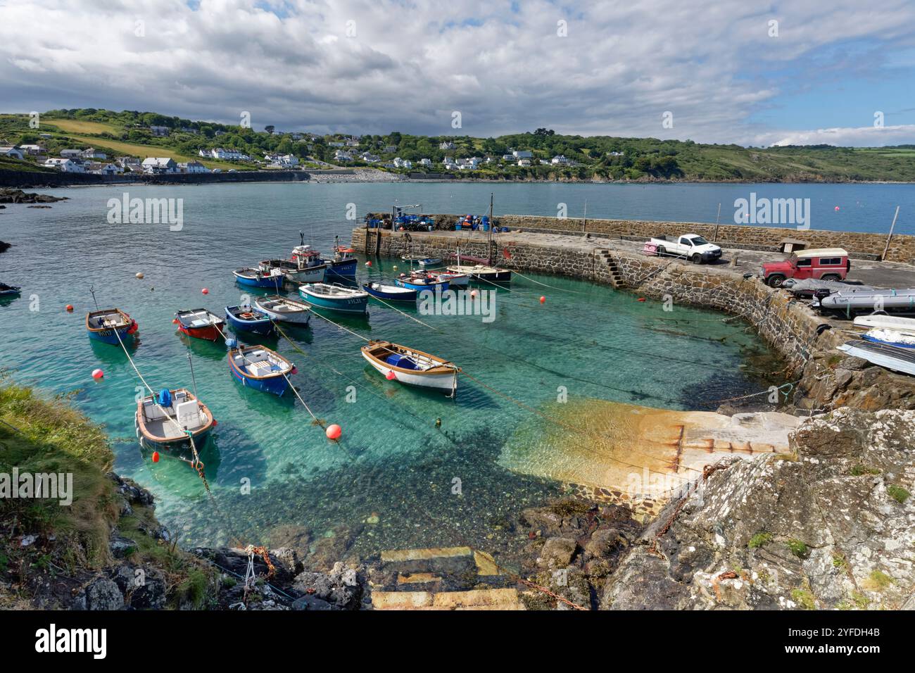 Port et village de Coverack, The Lizard, Cornwall, Royaume-Uni, juin 2024. Banque D'Images