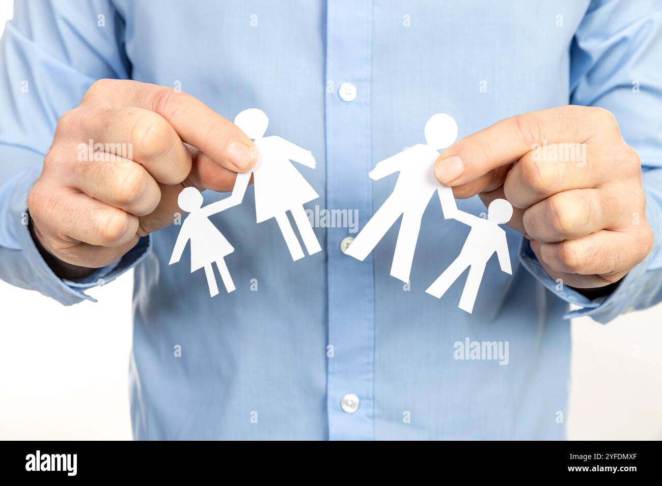 homme séparant la chaîne familiale en papier, représentant le divorce, la séparation, la garde des enfants Banque D'Images