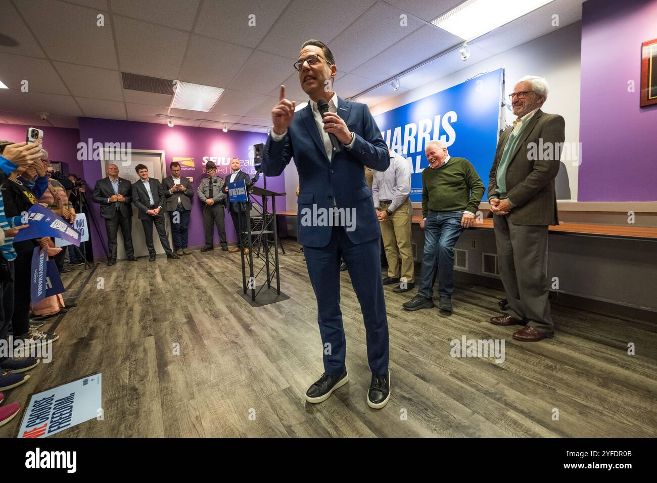 Harrisburg, Pennsylvanie, États-Unis, 4 novembre 2024. Le gouverneur de Pennsylvanie Josh Shapiro parle aux partisans de Harris Walz lors d'un rassemblement démocrate dans la salle du syndicat international des employés de Service à Harrisburg alors que les dernières heures avant le vote national de 2024 sont en baisse. À sa gauche, les acteurs Martin Sheen et Sam Waterston. John Lazenby/Alamy Live News Banque D'Images
