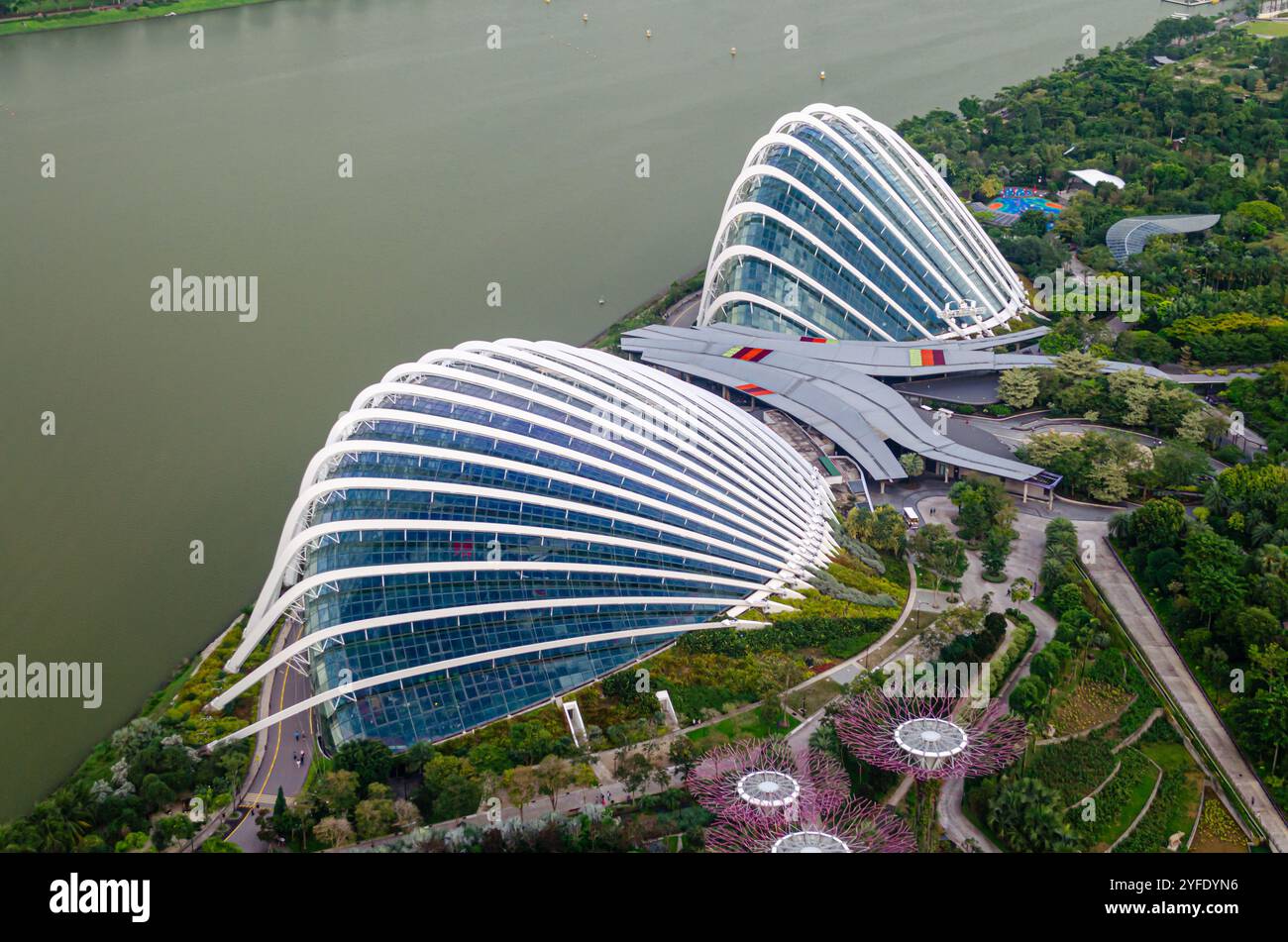 Vue aérienne du Cloud Forest Flower Dome à Gardens by the Bay, Singapour. Banque D'Images