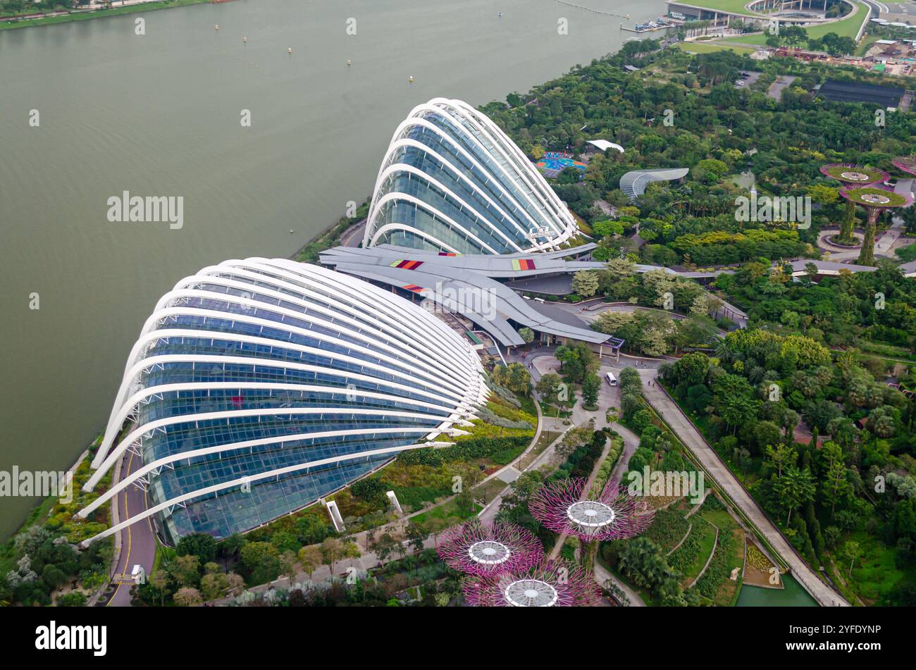 Vue aérienne du Cloud Forest Flower Dome à Gardens by the Bay, Singapour. Banque D'Images