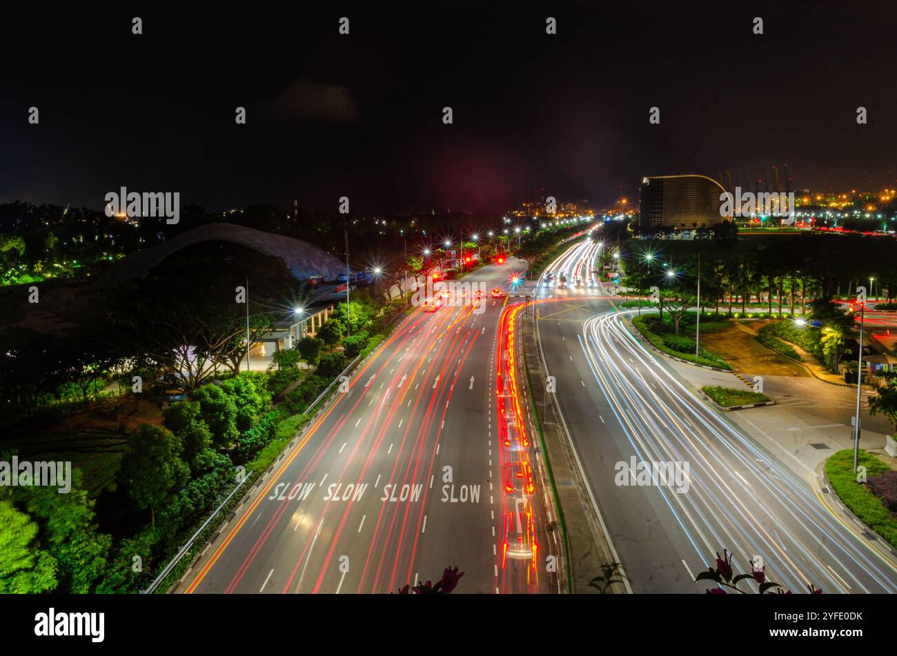 Singapour - point d'observation de Marina Bay Overpass - route urbaine à quatre voies avec de longs sentiers légers. Vitesse d'obturation lente photographie longue exposition Banque D'Images