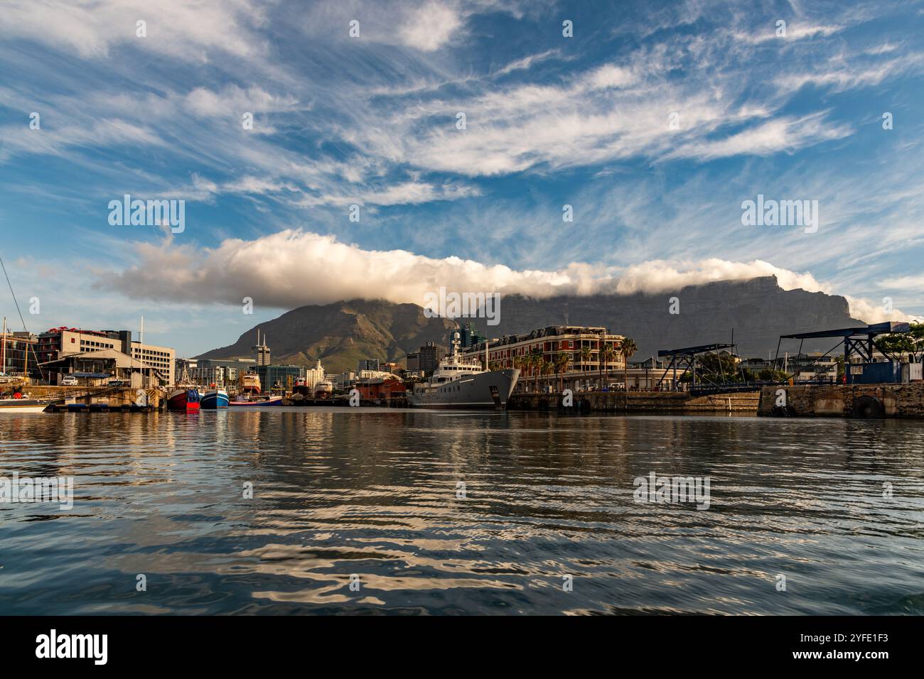 Les nuages au-dessus de la montagne de la table vus du port du Cap Banque D'Images