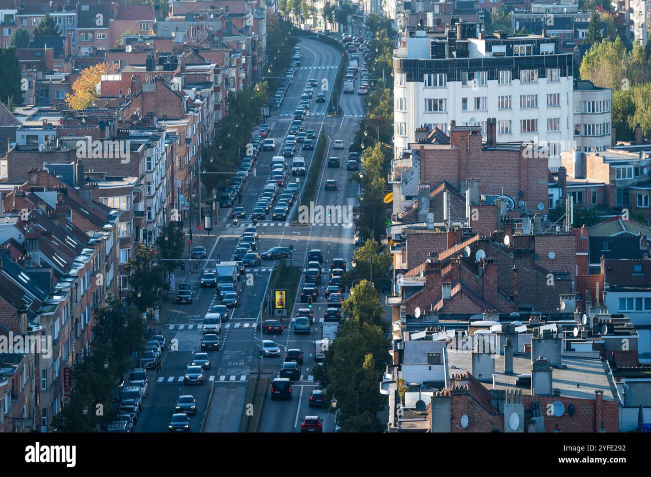 L'avenue Charles Quint ou Keizer Karellaan, vue en grand angle à Ganshoren, région de Bruxelles-capitale, Belgique, 24 octobre 2024 Banque D'Images