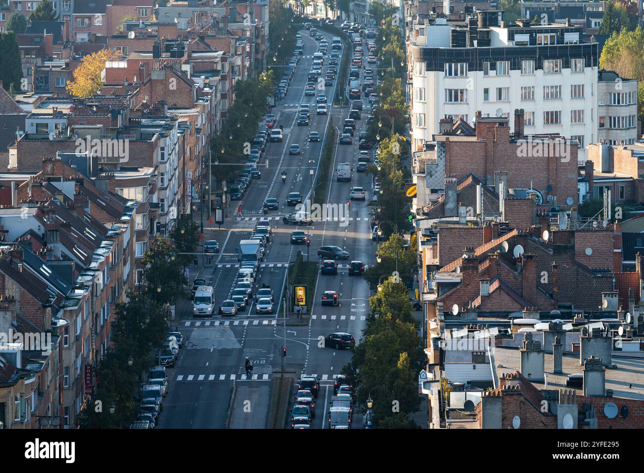 L'avenue Charles Quint ou Keizer Karellaan, vue en grand angle à Ganshoren, région de Bruxelles-capitale, Belgique, 24 octobre 2024 Banque D'Images