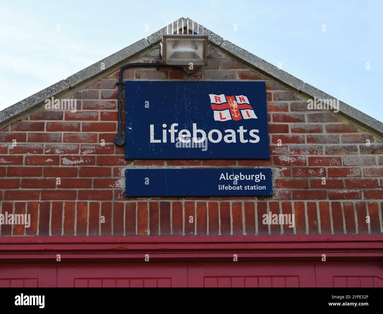Les bateaux de sauvetage RNLI signent sur la station Aldeburgh Lifeboat Station Suffolk Banque D'Images