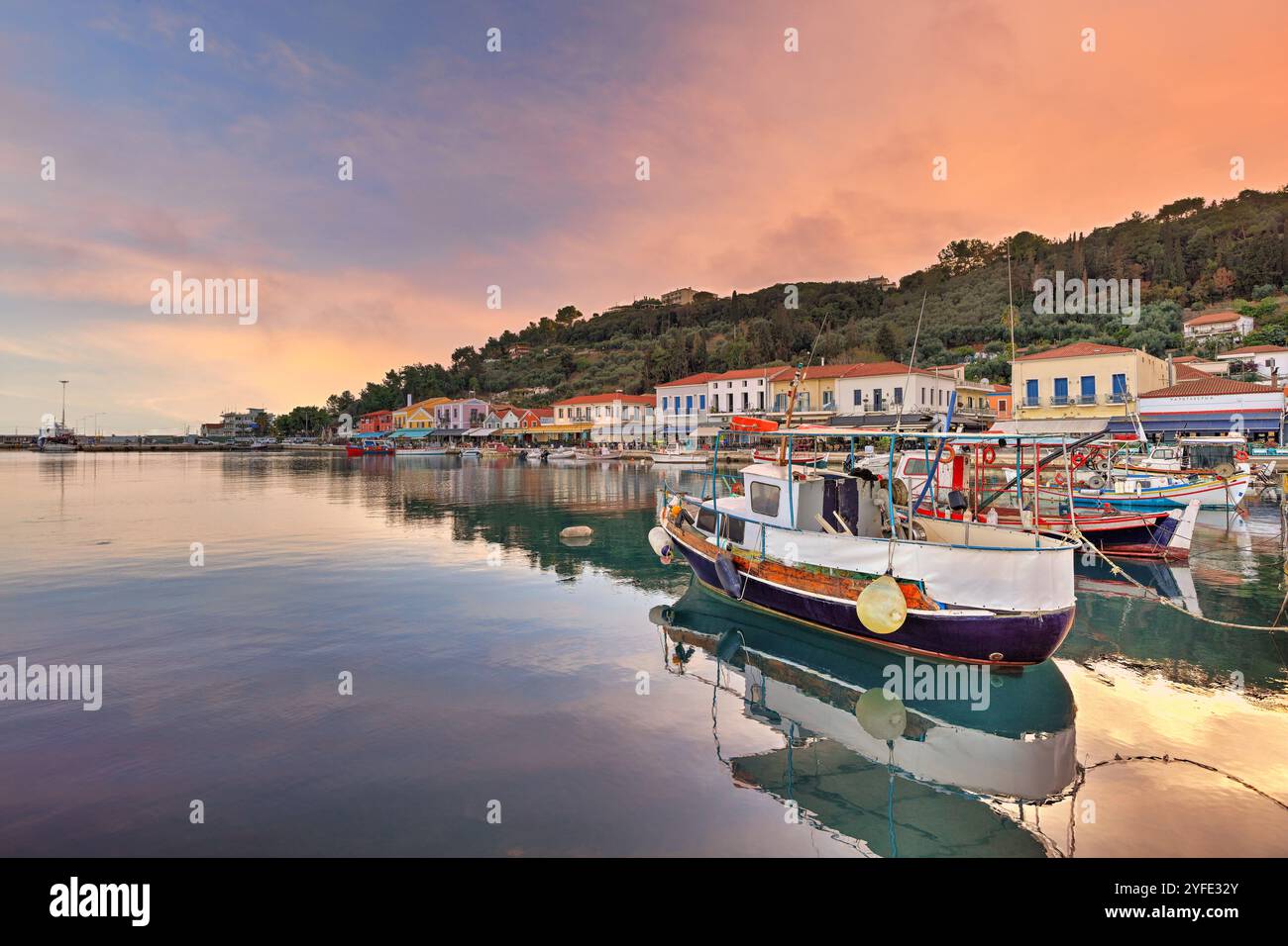 Le coucher de soleil au port de Katakolo, ville balnéaire près d'Olympia dans le Péloponnèse, en Grèce Banque D'Images