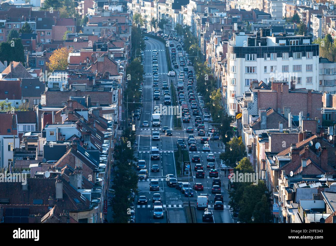 L'avenue Charles Quint ou Keizer Karellaan, vue en grand angle à Ganshoren, région de Bruxelles-capitale, Belgique, 24 octobre 2024 Banque D'Images