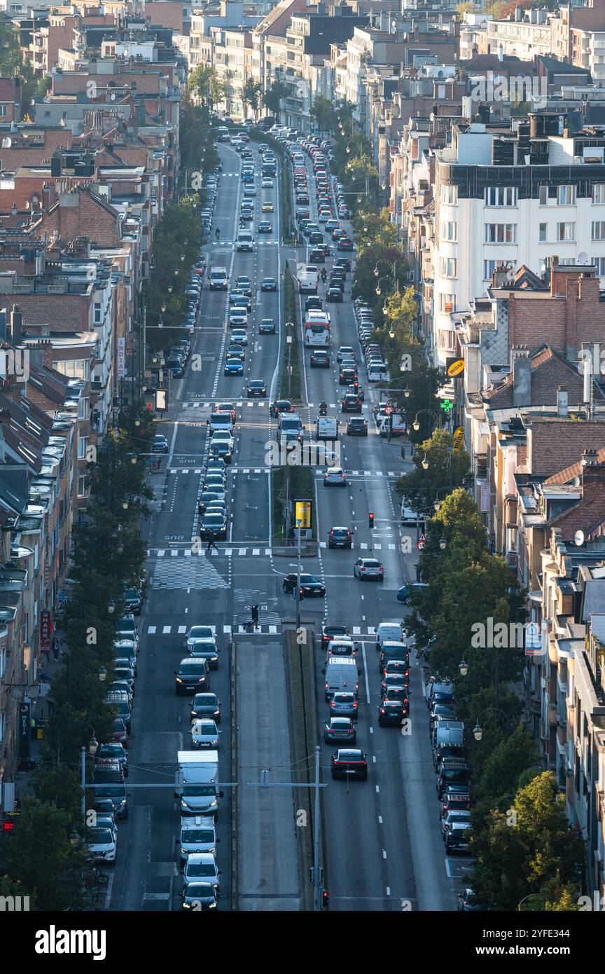 L'avenue Charles Quint ou Keizer Karellaan, vue en grand angle à Ganshoren, région de Bruxelles-capitale, Belgique, 24 octobre 2024 Banque D'Images