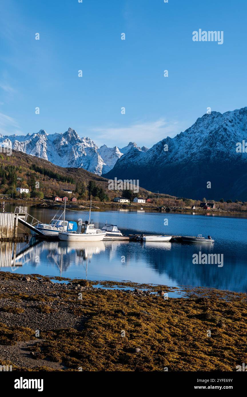 Vue d'automne depuis l'autoroute E10 de l'Austnesfjorden et Vestpollen avec la montagne enneigée de Higravtindan, c'est la plus haute montagne sur le Banque D'Images