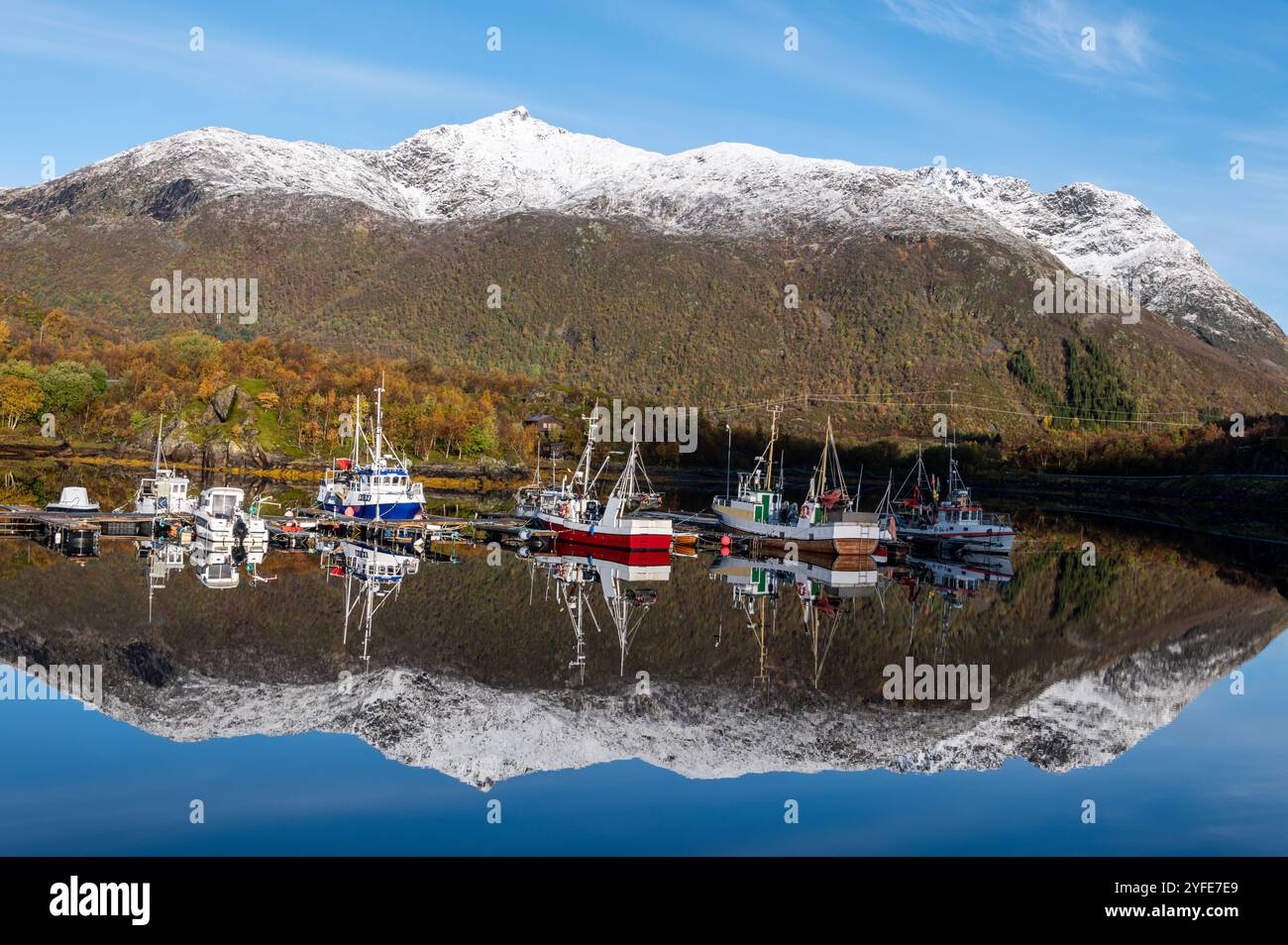 Une petite flotte de bateaux de pêche sur l'île d'Austvagoya dans les îles Lofoten. Il est également à quelques kilomètres de la petite ville de Svolaer dans le nord du nord du N. Banque D'Images