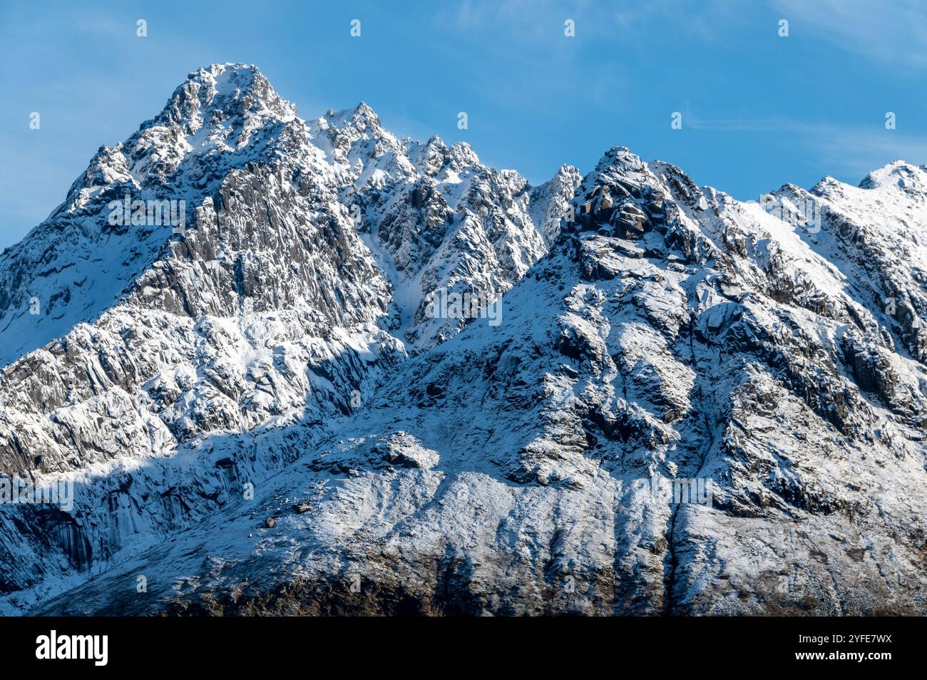 La montagne enneigée d'Higravtindan, c'est la plus haute montagne de l'île d'Austvagoya dans l'archipel des Lofoten. Il est également à quelques miles fr Banque D'Images