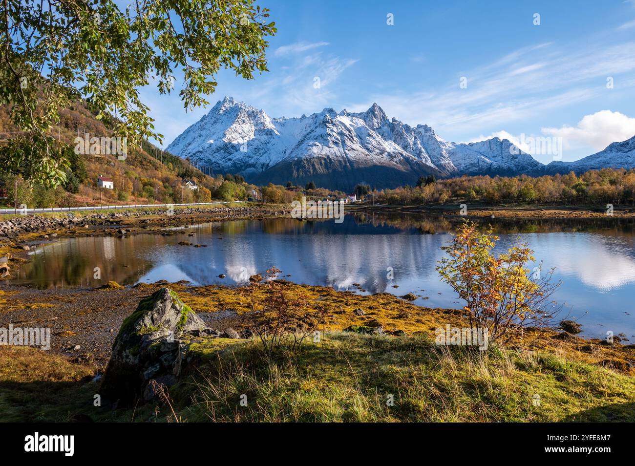 Vue d'automne depuis l'autoroute E10 de l'Austnesfjorden et Vestpollen avec la montagne enneigée de Higravtindan, c'est la plus haute montagne sur le Banque D'Images