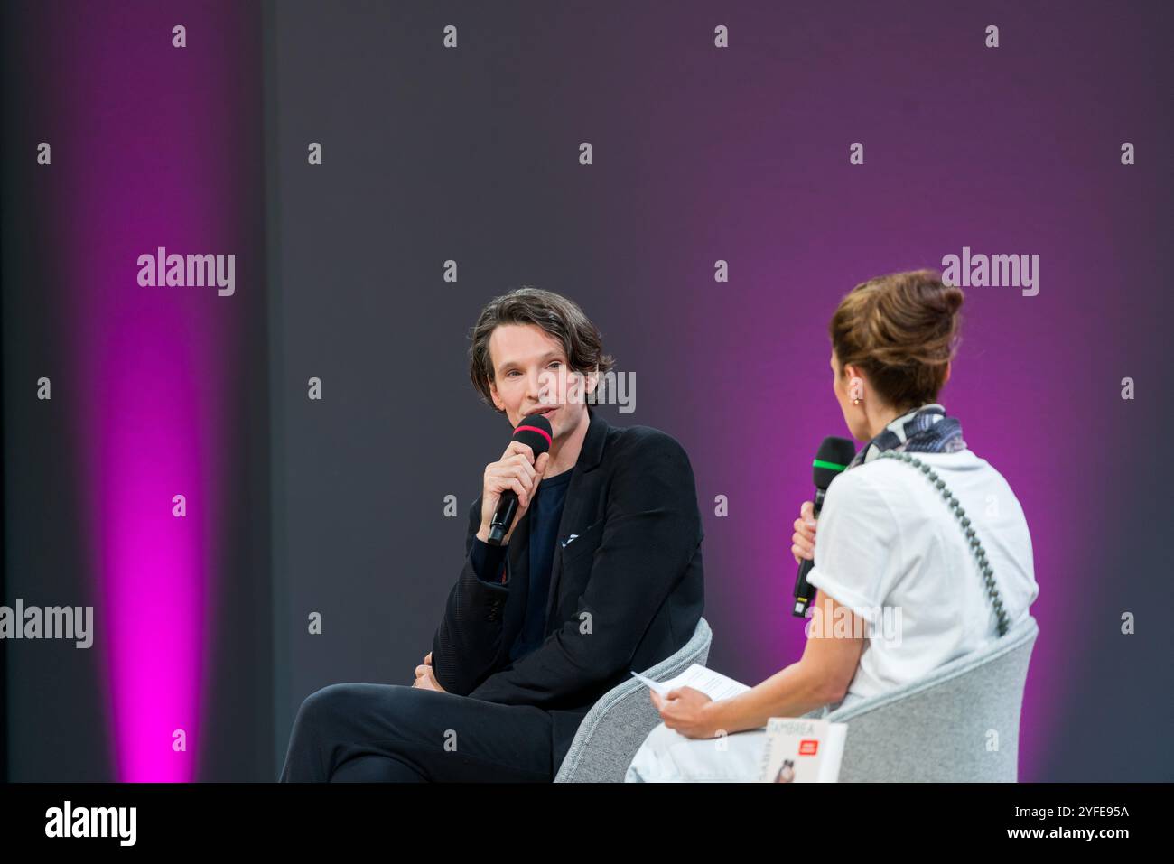 FRANCFORT-SUR-le-MAIN, Allemagne - 19 octobre 2024 : Sabin Tambrea (*1984, acteur germano-roumain) parle sur scène à la 76e Foire du livre de Francfort / Buchmesse Francfort Banque D'Images