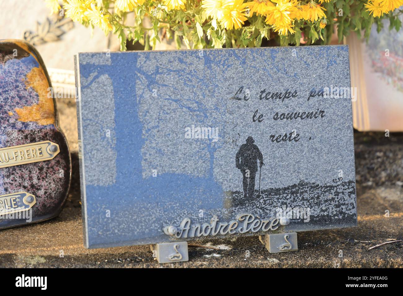 Jour et fête des morts dans le cimetière d'acountry. Cimetière, tombeau, voûte, mémoire du défunt, religion catholique, chrysanthèmes. Nouvelle-Aquitaine, Franc Banque D'Images