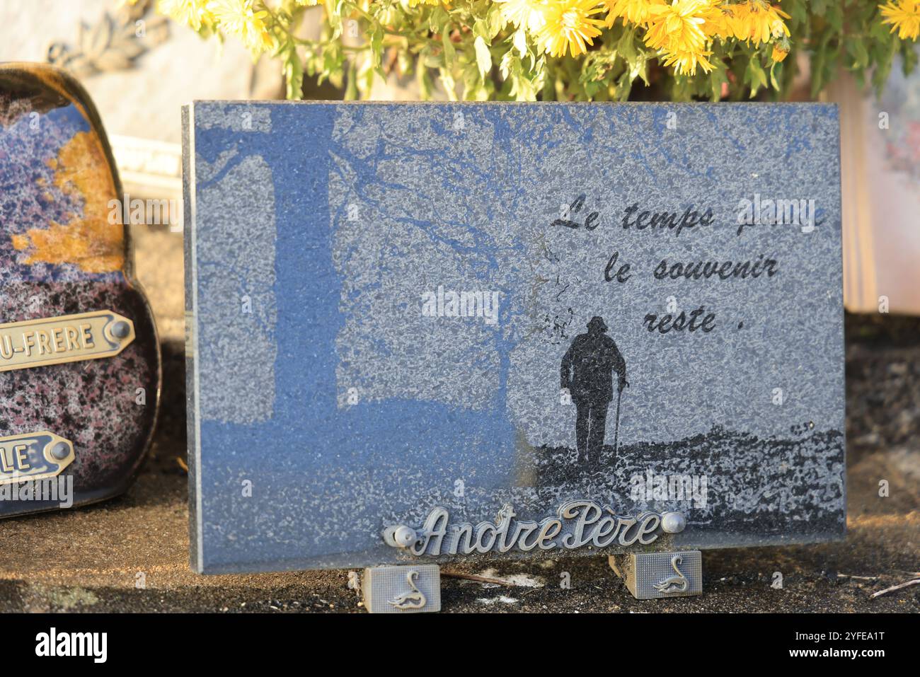 Jour et fête des morts dans le cimetière d'acountry. Cimetière, tombeau, voûte, mémoire du défunt, religion catholique, chrysanthèmes. Nouvelle-Aquitaine, Franc Banque D'Images