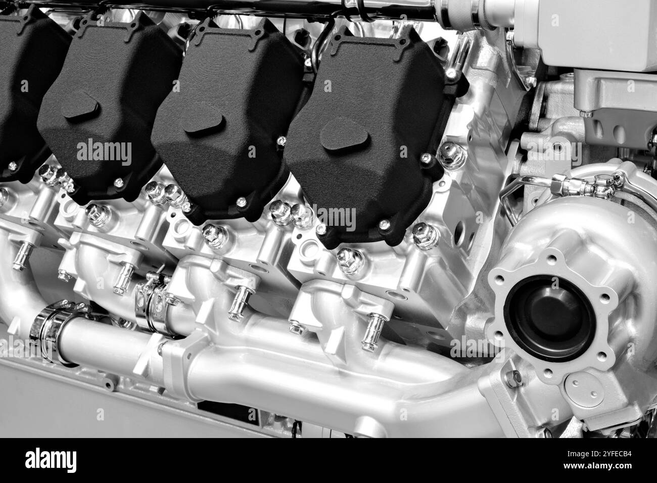 Un gros moteur avec de nombreuses pièces. Le moteur est en métal et possède de nombreux tuyaux et soupapes. Le concept d'industrialisation et la complexité des machines Banque D'Images