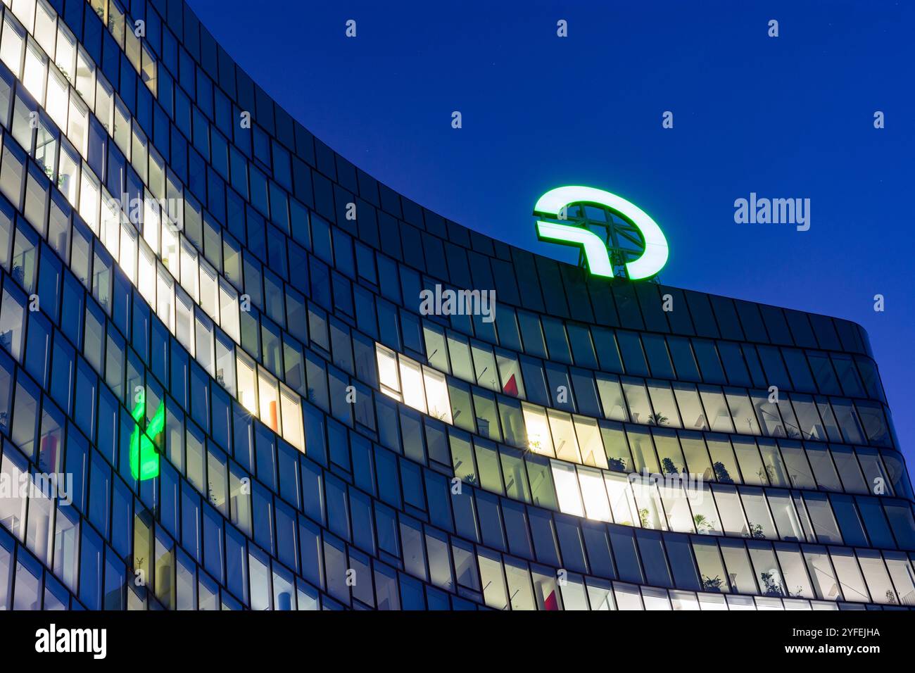 Vienne : siège d'OMV, nouveau logo OMV en 02. Leopoldstadt, Wien, Autriche Banque D'Images