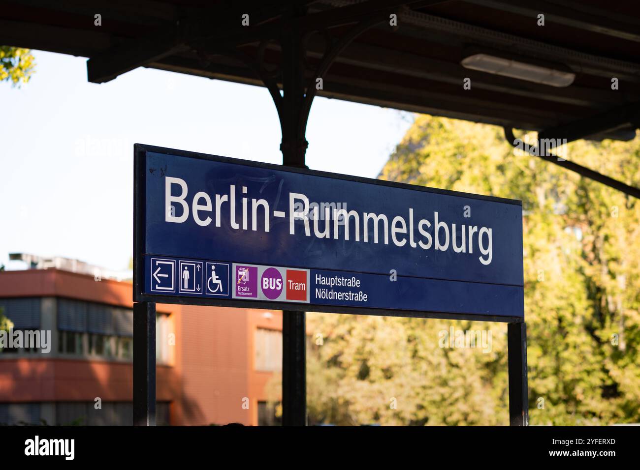 Panneau de la gare Berlin-Rummelsburg sur le quai du S-Bahn à Berlin. Signalisation bleue avec le nom de l'emplacement en gros plan. Banque D'Images