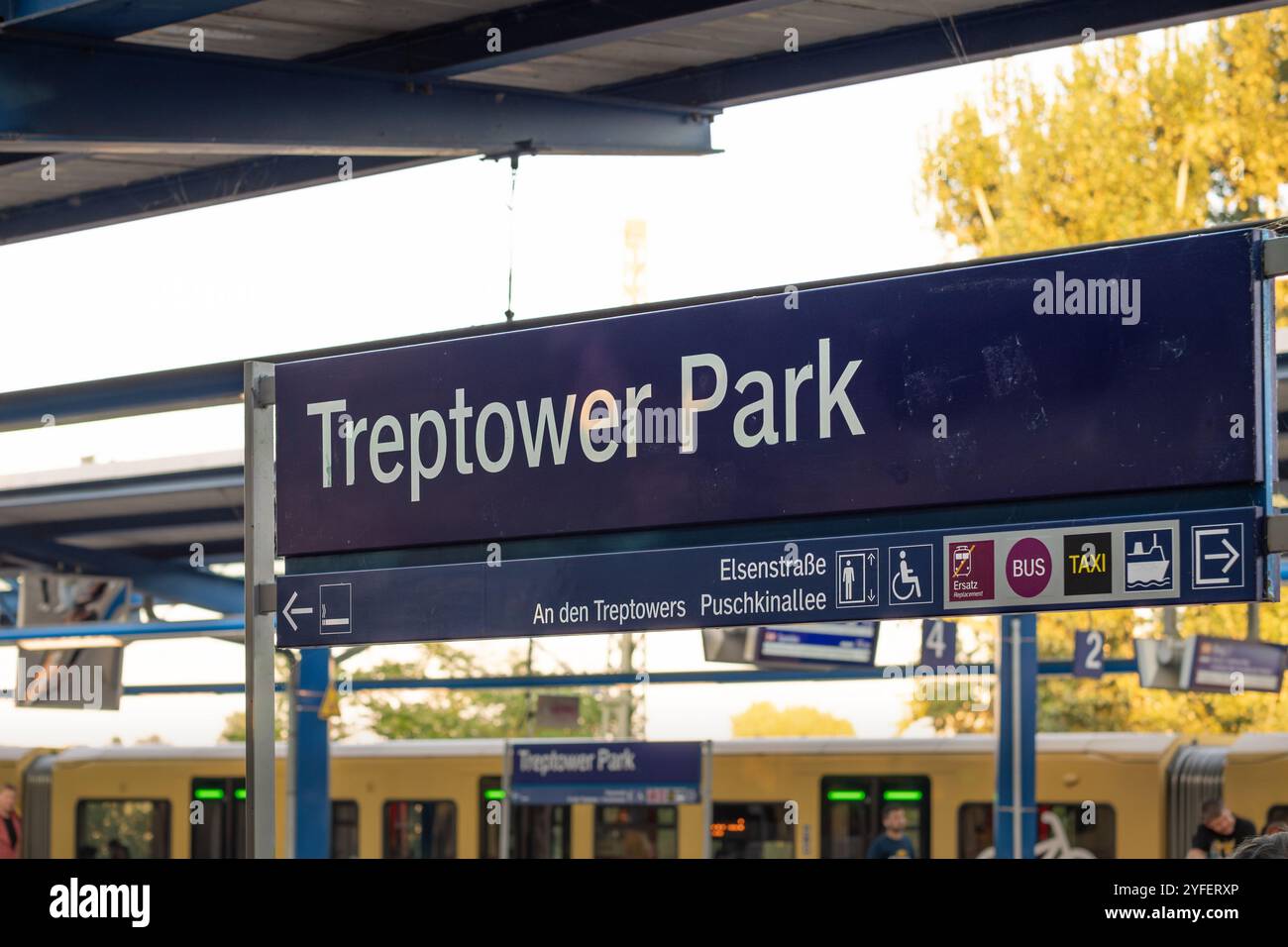 Panneau de la gare de Treptower Park sur le quai du S-Bahn à Berlin. Signalisation bleue avec le nom de l'emplacement en gros plan. Banque D'Images