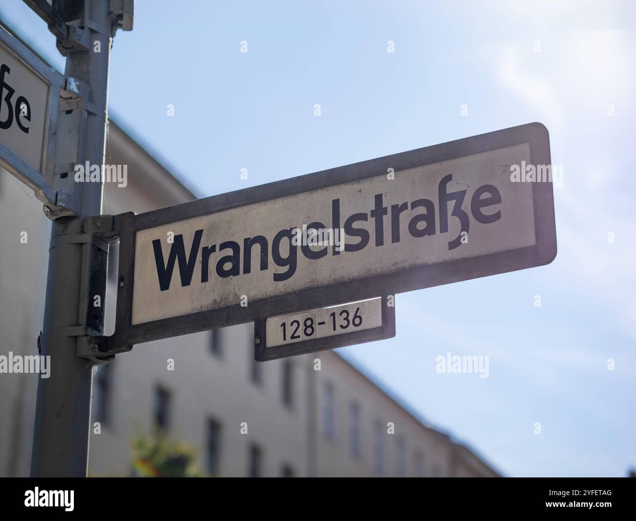 Panneau de nom de rue Wrangelstrasse à Berlin, Allemagne. Signalisation routière à l'intersection. Gros plan du guide de localisation indiquant la direction de la rue. Banque D'Images