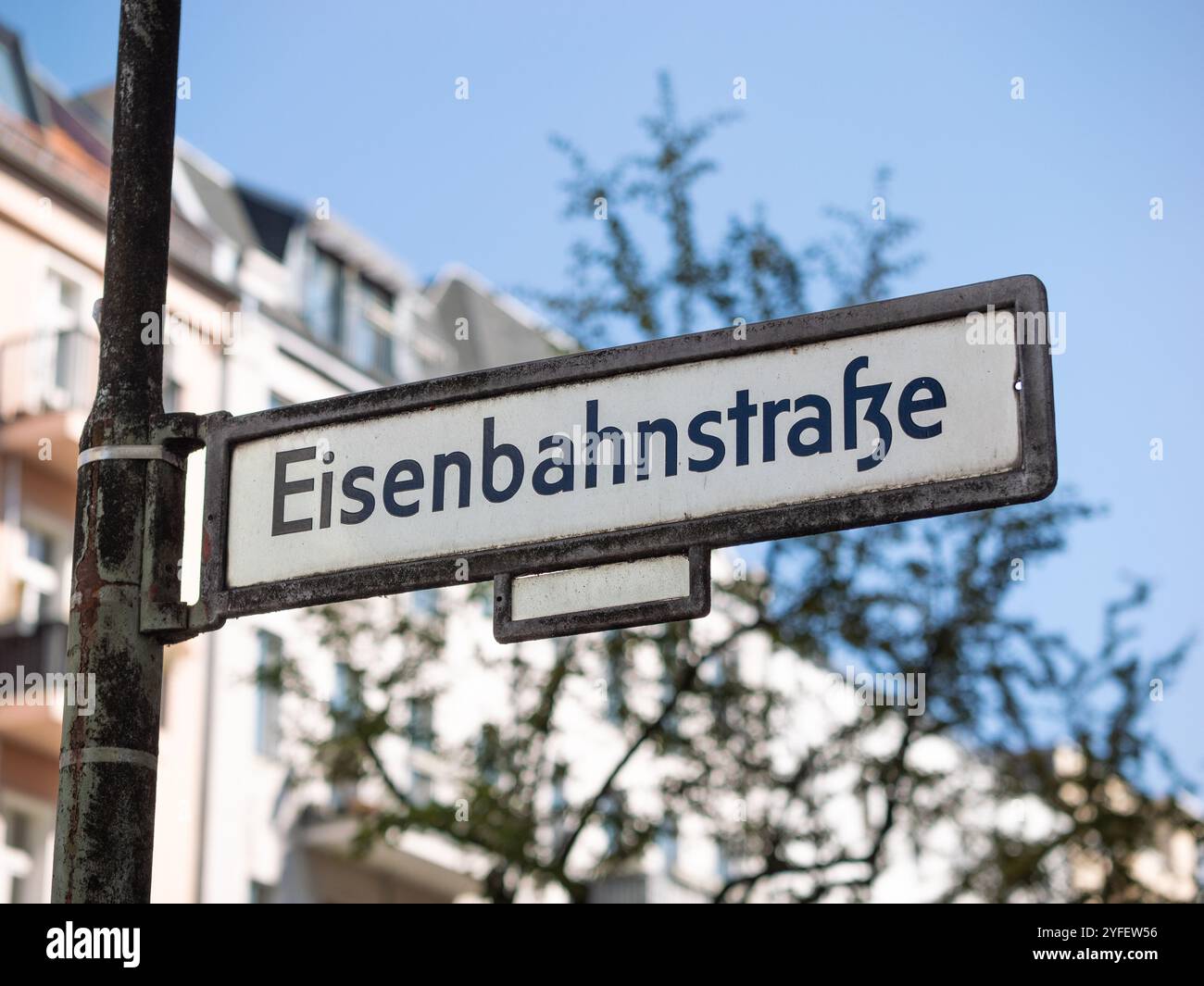 Panneau de nom de rue Eisenbahnstrasse à Berlin, Allemagne. Signalisation routière à l'intersection. Gros plan du guide de localisation indiquant la direction de la rue. Banque D'Images