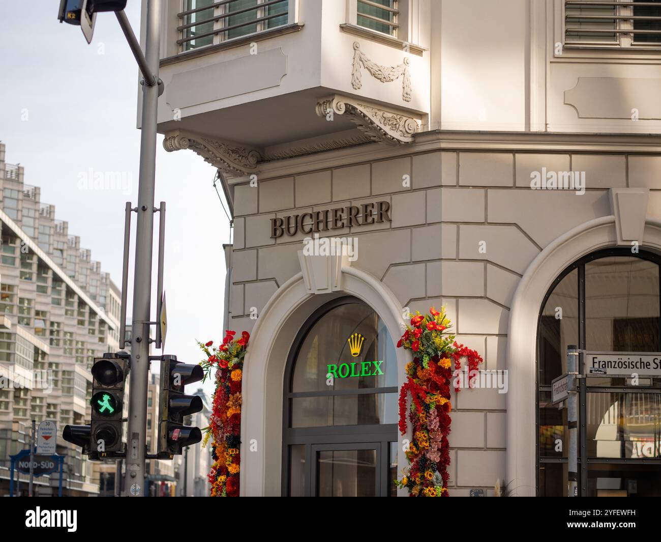 Magasin de détail Bucherer (boutique) pour montres de luxe et bijoux exquis. Bâtiment extérieur de la boutique dans la ville offrant des produits de Rolex. Banque D'Images
