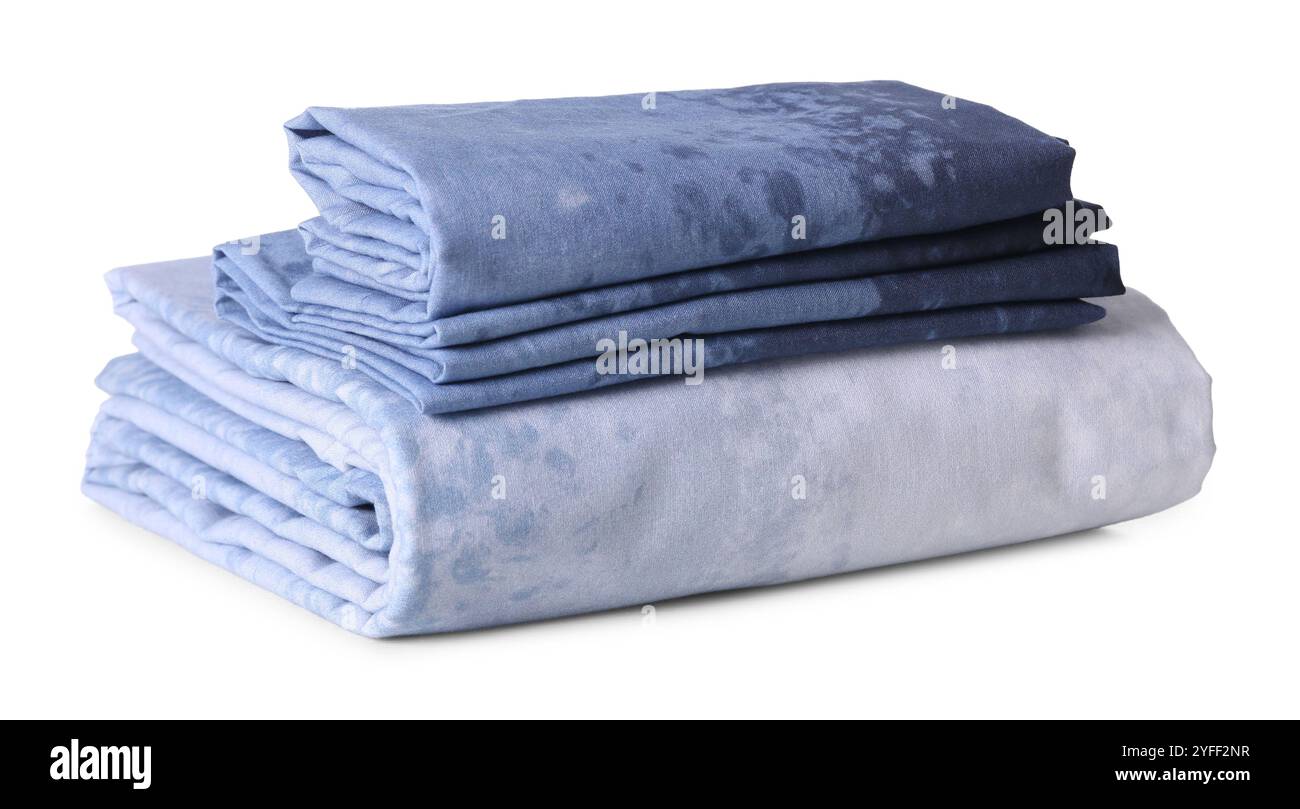 Pile de linge de lit propre isolée sur blanc Banque D'Images