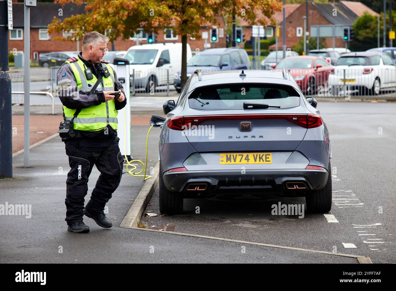 Une voiture électrique reçoit un ticket de parking au Wythenshawe Forum Banque D'Images