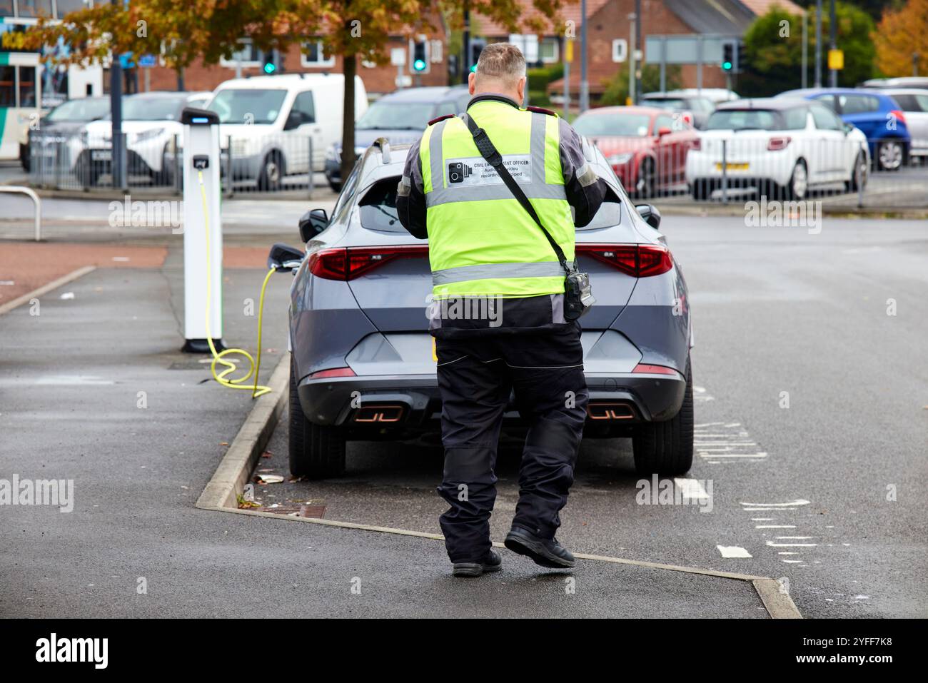 Une voiture électrique reçoit un ticket de parking au Wythenshawe Forum Banque D'Images