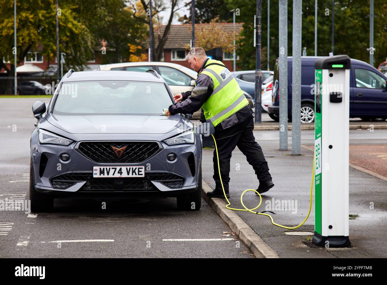 Une voiture électrique reçoit un ticket de parking au Wythenshawe Forum Banque D'Images