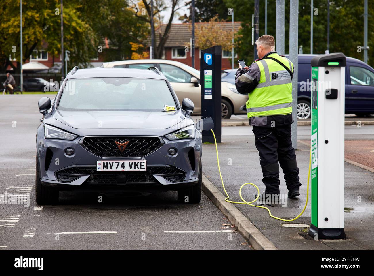Une voiture électrique reçoit un ticket de parking au Wythenshawe Forum Banque D'Images