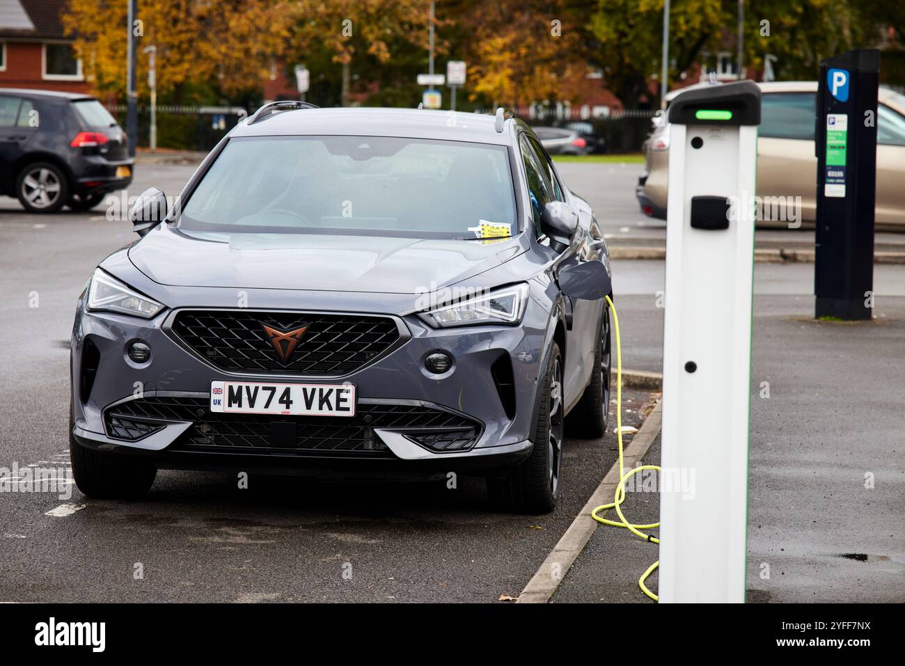 Une voiture électrique reçoit un ticket de parking au Wythenshawe Forum Banque D'Images