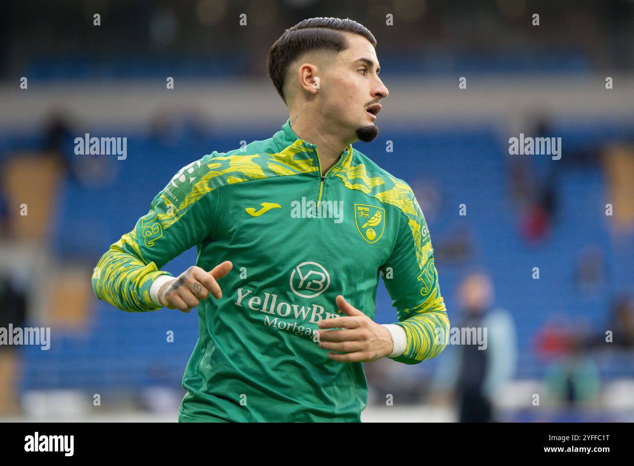 Borja Sainz se réchauffe avant le match à l'extérieur du championnat EFL de Norwich City au stade de Cardiff City contre Cardiff City. Usage éditorial EXCLUSIF ! Banque D'Images