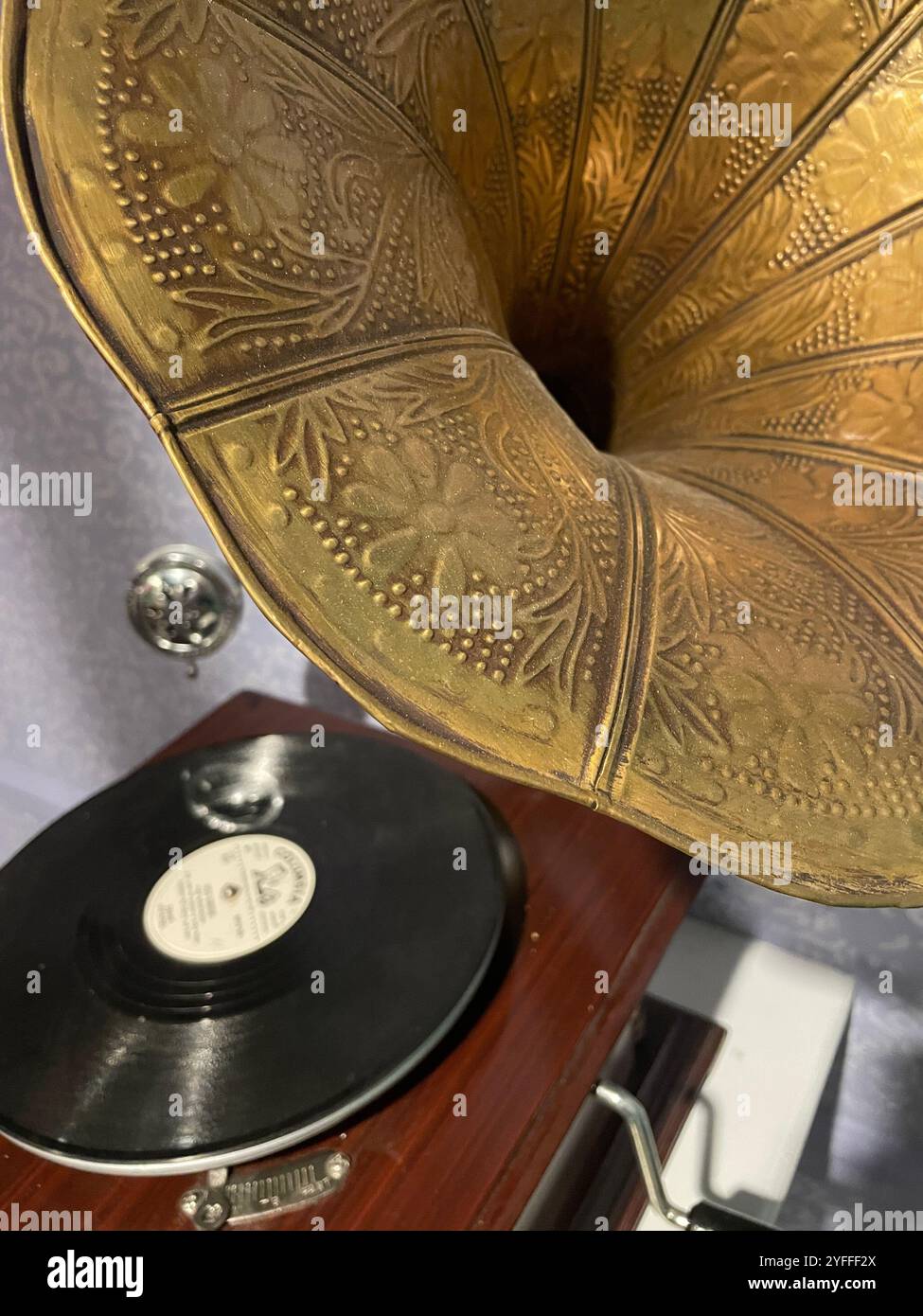 RCA Gramophone avec corne en laiton, États-Unis, 2024 - Image de stock capturée avec un smartphone