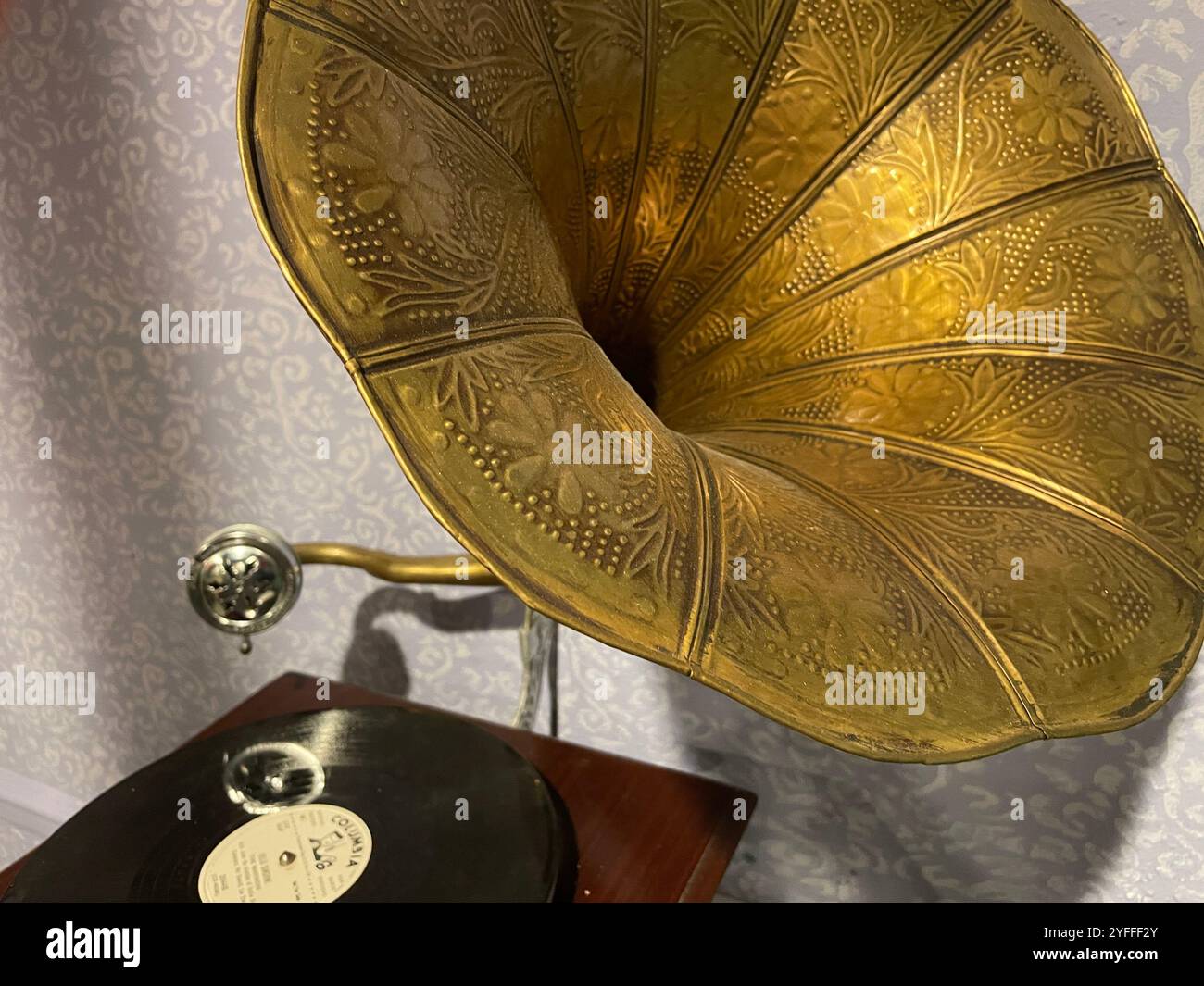 RCA Gramophone avec corne en laiton, États-Unis, 2024 - Image de stock capturée avec un smartphone