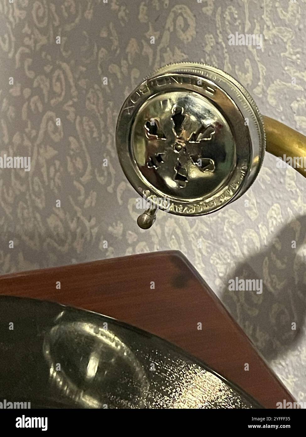 RCA Gramophone avec corne en laiton, États-Unis, 2024 - Image de stock capturée avec un smartphone